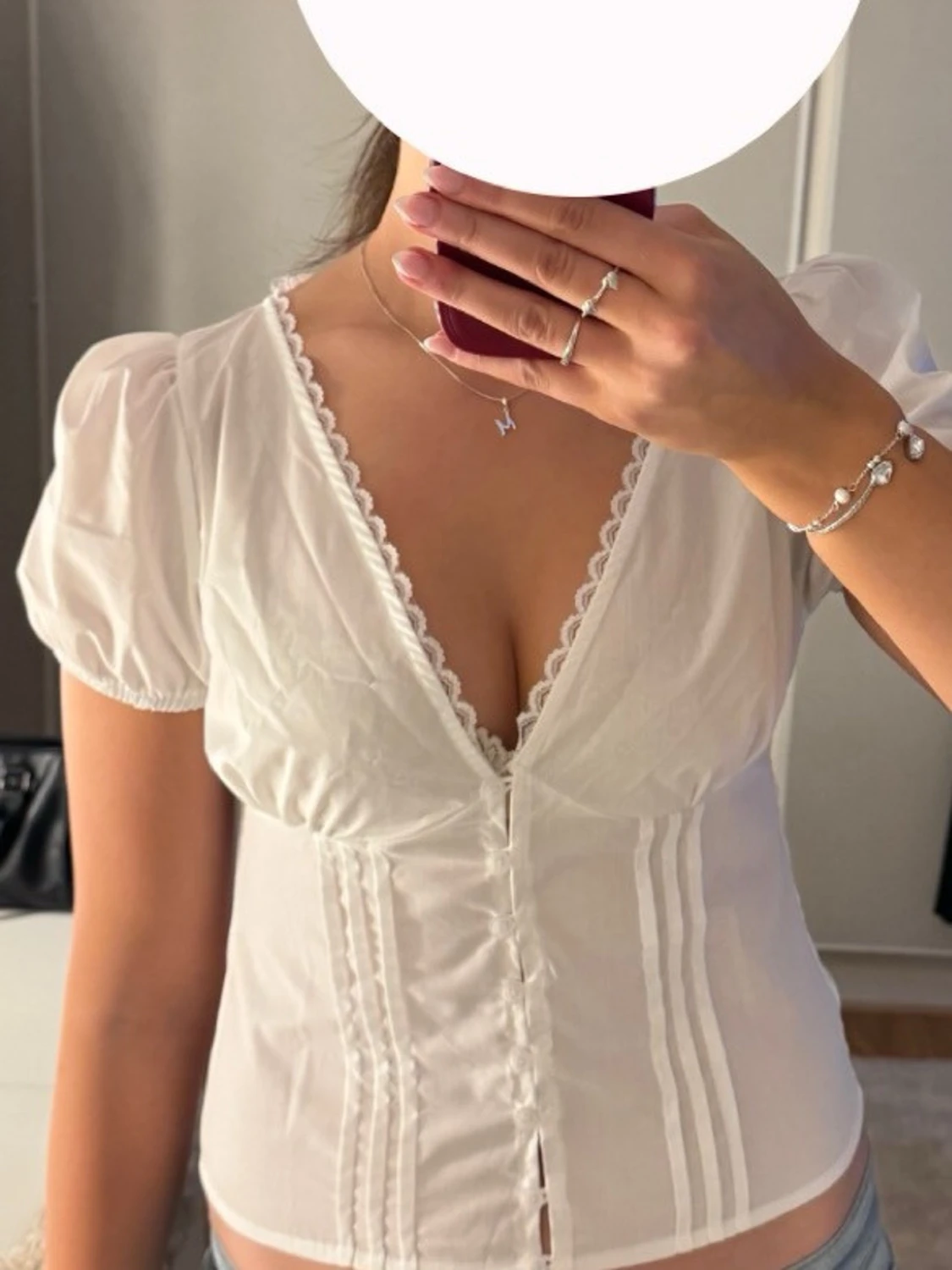 Vit topp med v-ringning och spetsdetaljer - 3