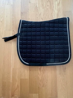 Svart dressyrschabrak - I fint skick och lite använt, men behöver en tvätt🩷