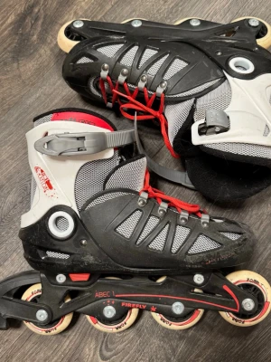 Svarta / röda / vita inlines - Jag säljer mina gamla älskade inlines! Köptes 2016/17 och användes flitigt tills ~2018, sedan dess har dem endast testats någon enstaka gång. Jag kan inte garantera skicket men senast jag hade de på mig så rullade dem på bra. Det finns en röd liten knapp på varje rulla som gör så man kan dra fram och bak själva fotdelen, alltså ändra storleken! Dem har en del hundhår på/i sig som jag kommer göra allt för att lyckas få bort, men ni som har hund vet att det aldrig försvinner helt🙄😄 Storlek 37-40
