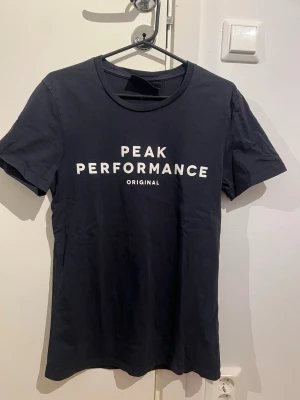 Snygg Peak Performance t-shirt  - Mörkblå t-shirt i storlek S i fint skick.