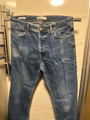 Blå raka jeans från Jack and Jones  - Klassiska blå jeans från Jack and Jones. Jeans med rak passform och fem fickor. 