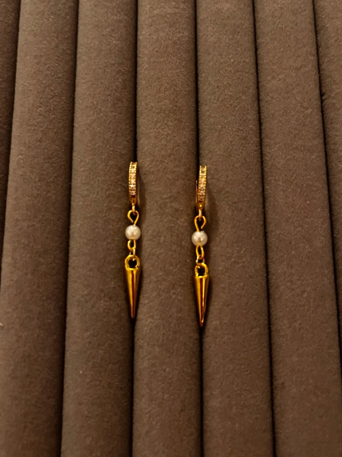 Guldörhängen med pärldetalj och spets