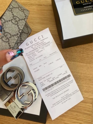 Gucci GG Supreme bälte med silverdetaljer - Snyggt Gucci-bälte i GG Supreme-mönster med 2 klassiska silverfärgade GG-spänner. Bältet har en beige och grå bas med det ikoniska monogrammönstret och detaljer i metall. Perfekt accessoar för att lyfta din outfit. Säljer åt min storebror. Hör av dig vid minsta fråga 💖💖 pris kan diskuteras 🫶🏽