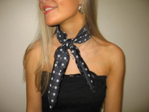 Svart Prickig Scarf - Snygg svart scarf med vita prickar🖤🤍🖤🤍Storleken är 62,5x62,5 (cm). Materialet är lätt och tunt och scarfen faller på ett naturligt sätt. Skitsnygg och tidlös detalj som piffar upp en outfit både till vardags och på fest!! Går att bära i t.ex. håret, på väskan eller runt halsen. Hör av dig vid frågor ✨
