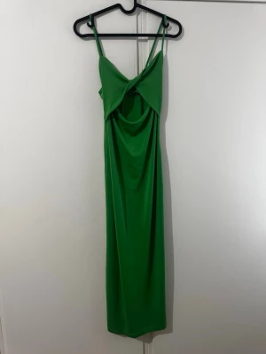 Sommarklänning  - En grön sommarklänning från Zara i stl S som är i väldigt bra skick säljs för 150 kr. 