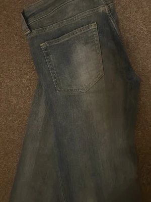 Ljusblåa weekday jeans  - Snygga bootcut jeans i tvättad blå denim med klassisk femficksdesign och låg midja. Jeansen har en lätt utsvängd passform nertill och subtila slitningar för en cool vintagekänsla. Perfekta för dig som gillar en avslappnad men trendig stil. Ordinarie pris 399kr säljer för 200 (priset kan diskuteras)💕