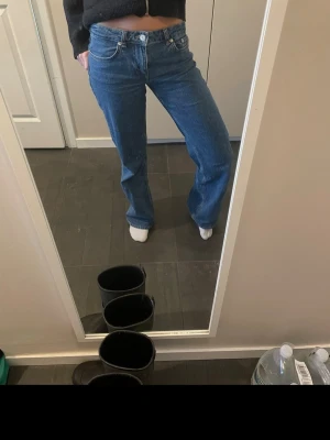 Blå wideleg jeans - Snygga lågmidjade wideleg jeansen från NAKD som är otroligt populära. I väldigt bra skick o endast använda några gånger