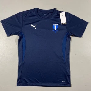 Mörkblå Malmö FF t shirt Puma - Stilren mörkblå Malmö FF t shirt till ett overkligt pris. 🏆Strålande val av  fotbollströja, som gjord för sommaren och tillgänglig i flera storlekar