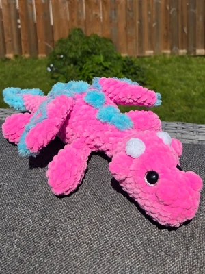 Marshmallowdrake - Jättegullig virkad drake i härliga godisfärger letar nu efter sitt nya hem. Tillgiven och älskar att mysa.