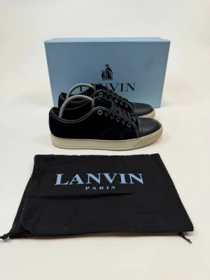 Lanvin Captoe - Hej! Säljer nu dessa väldigt populära och eftertraktade lanvin skorna! Storlek UK 7 vilket motsvarar 41 i EU storlek! Skick 9/10, Allt OG medföljer vid köp (box, dustbag) Ny pris= 5000 kr Säljs för= 2299 kr