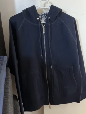 Tröja - Inga problem. Storlek S. Kom med bud. 175cm på bilden. Den går att ha på 2 sätt.