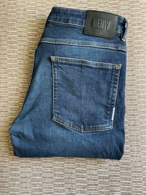 Mörkblå jeans från Neuw - Tjena! Säljer ett par helt nya Neuw Jeans i modellen Lou. Skick 9/10 som nya inga synliga defekter. Storlek W34 L32. Tveka inte att höra av dig vid minsta lilla fundering! 