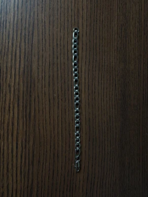 Kedjearmband stainless steel 19 cm - Stilrent kedjearmband i silverfärgad metall med breda, platta länkar. Armbandet har en klassisk karbinhake och passar perfekt för dig som gillar en enkel men cool accessoar. Snyggt att bära både ensamt eller tillsammans med andra smycken.