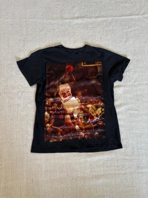Bastille T-shirt  - En snygg tröja som det egentligen inte är några större konstigheter med. Trycket på tröjan har fransat sig lite som enligt bilden men utöver de en sjukt cool tröja. Hör av er vid ytterligare frågor. Tveka inte att slå till för detta fyndpris!
