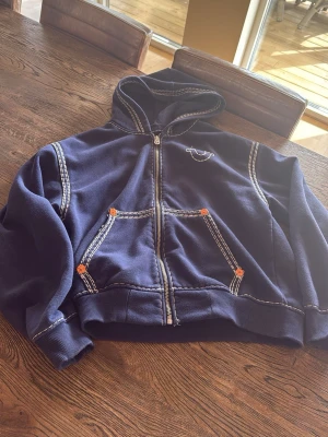Mörkblå hoodie från True Religion - Mörklblå zip hoodie från true religion väldigt snygg och bra passform. NY PRIS 1600