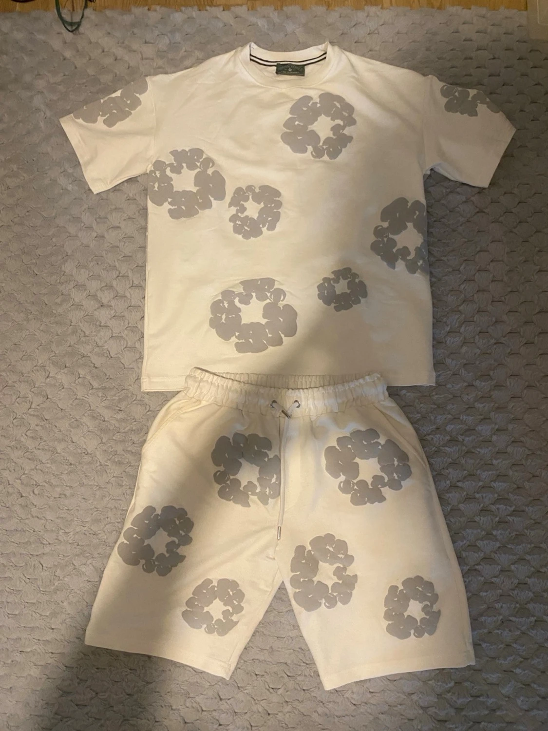 Vitt set med gråa blommor