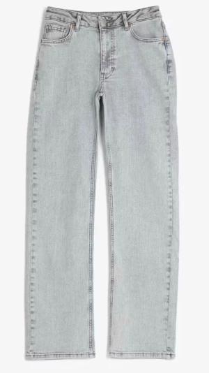 Mid wide ljusgrå jeans  -  ljusgrå jeans med rak passform och medel hög midja. Storlek w27 length 32🤍Nypris 599kr