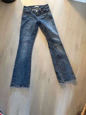 Blå bootcut  - Blå lowwaist bootcut jeans.