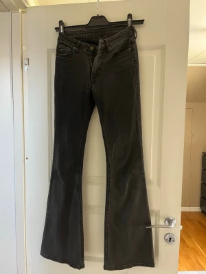 Svarta bootcut jeans med hög midja - Säljer ett par svarta bootcut jeans då dom längre inte passar mig. Storlek 26/34, passar mig som är 169