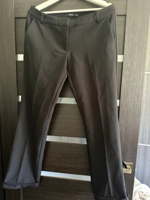 Svarta kostymbyxor från bikbok - Supersköna utsvängda kostymbyxor från bikbok i storlek 40. Passar mig som brukar ha S/M i vanliga fall. Aldrig använda. Sytt upp dem men går absolut att sprätta upp dem i ursprungliga längden (är 158cm). (Nypris ca. 499:-, vera flared)