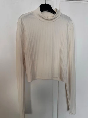 Cropped Top - Cropped vit top med halvkrage. Sitter fint på och en fin sommar färg 🌸 Köpt på H&M (har klippt bort lappen) Använd ett fåtal gånger. 