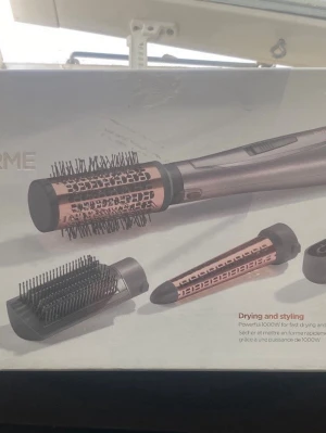 BaByliss Air Style 1000 varmluftsborste - Multifunktionell varmluftsborste i roséguld och svart med flera utbytbara borsthuvuden. Perfekt för att styla och torka håret snabbt. Ergonomiskt handtag och modern design. Passar dig som vill fixa volym och lockar enkelt hemma.