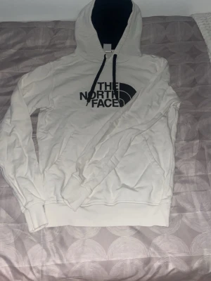 The north face - Säljer en north face storlek S inga fläckar eller hål allt som behövs är ströjkning så den ser rak o fin ut använd i 3 månader säljer eftersom den är för liten och sitter som en XS😁