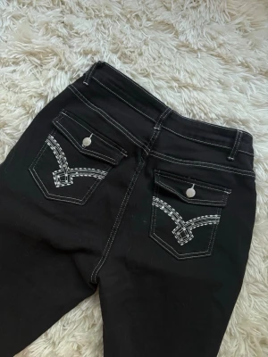 High waist bootcut jeans - Fina jeans, lappen bortklippt men dom är i storlek M, fint skick