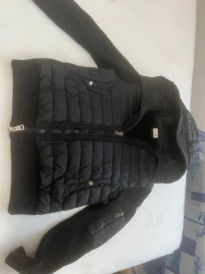 Moncler cardian - Säljer denna moncler cardian, storlek S, mycket fin och fräsh inga skador