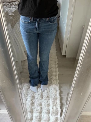 Blå bootcut jeans low waist - Säljer ett par klassiska blå bootcut low waist jeans från Gina tricot . Jeansen har en tidlös tvätt och raka ben som går ut lite nedtill. Perfekta till sneakers eller boots och tillverkade i slitstark denim.