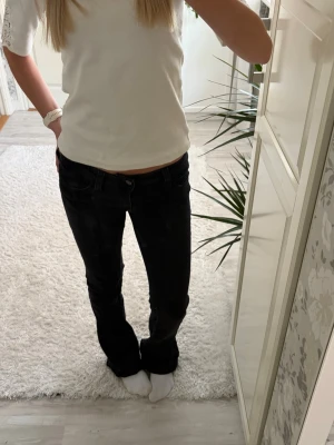 Cheap Monday jeans - Snygga lågmidjade bootcut jeans från cheap monday. Storlek 27/34 men passar mig som annars har 26💕 använda 1 gång, som nya.