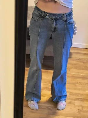 Flare/bootcut jeans - Blåa utsvända jeans från märket sisley, använda men bra skick, har sytt in dem själv i midjan, skulle säga storlek S kanske M om man sprätter det jag sytt, kan göra de innan jag skickar om de önskas