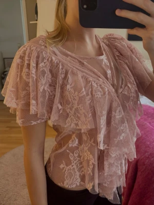Rosa spets topp - Säljer en favvo topp som är så fin och perfekt som festtopp💞 