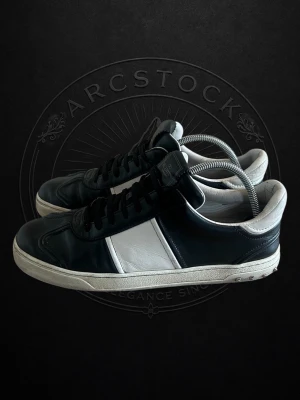 Svarta Flycrews - Stilrena sneakers från valentino skriv vid minsta intresse