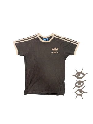 Adidas 2000s tshirt - Sjuk vintage skater t-shirt från adidas 👕 Passar S-M, fint skick! Perfekt för sommarn, skicka gärna bud och frågor på DM 🙏