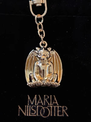 Maria nilsdotter nyckelring  - Säljer denna super fina och coola nyckelringen från Maria Nilsdotter som aldrig har använts.  Super fin att hänga på väskan eller nycklar. Man kan även ta av spännet och sätta berlocken på ett halsband, super gulligt!!❣️❣️den var Limited edition så går ej att köpa längre. DUSTBAG MEDFÖLJER