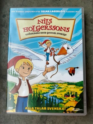 Nils Holgerssons underbara resa genom Sverige dvd  - Nils Holgerssons underbara resa genom Sverige är en animerad film baserad på Selma Lagerlöfs klassiska saga. Filmen är i formatet 4:3 Full Frame, 1.33:1 och har ljud i Dolby Digital Mono. Speltiden är 1 timme och 22 minuter.  Finns på språk: Svenska   OBS!! skivorna är begagnade så det kan förekomma repor/hairlines på skivorna, men då jag kollar igenom alla filmer jag säljer garanterar jag att alla funkar felfritt om inget annat står! :)