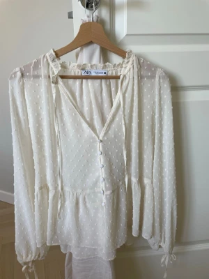 Blus  - Fin blus från Zara, helt oanvänd. Passar från xs-m beroende på hur man vill att den ska sitta. Jag är 170 och brukar ha från xs-m i kläder! 