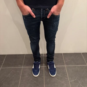 Dondup Jeans George  - Dondup Jeans George! Trendigaste jeansen på marknaden.  Skick= 810   Ny pris= 4000 kr Säljs för= 799 kr (modellen är destroyed från fabrik vilket är väldigt populärt) 