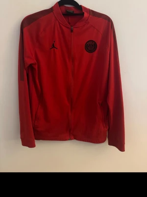 PSG Sweatshirt med blixtlås - Säljer min sons gamla  PSG tröja. Passar 165-170