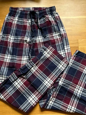 Pyjamasbyxor - Helt nya pyjamasbyxor. Strl S. Aldrig använda då dem tyvärr är förstora för mig som vanligtvis har xs. 