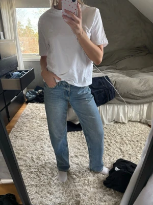 Ljusblå raka jeans - Säljer ett par ljusblå jeans med rak passform och klassisk femficksdesign. Jeansen har normal midja och är tillverkade i denim med en lätt tvättad look. Perfekta för en avslappnad och trendig stil. Storlek 38. Från Gina Tricot