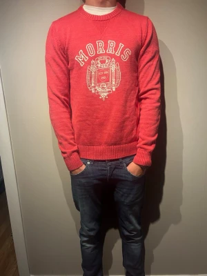  Morris tröja  - Morris tröja/Crewneck i storlek S. Färgen är rosa/röd typ och modellen är 177cm och väger 65kg. Skriv för mer info✨✨