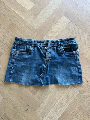 Kort jeans kjol - Pris kan diskuteras sytt om den från ett par skinny jeans                     Midjemått- 40cm längd-30cm 