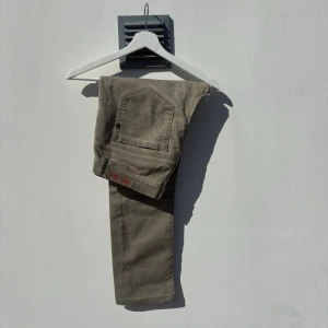 Dondup George Jeans - Tja! Ett par snygga jeans från Dondup i modellen; ”George”. En snygg blandning mellan en beige och grön färg, som passar fint till alla tillställningar! (Size: 34) (Skick: 4/5) (Retail: 3 500kr). Vi säljer dessa för 650kr! Hör gärna av er vid frågor & funderingar, så ska vi försöka se till att vi är till er hjälp! /Mvh, Morëtti Co.