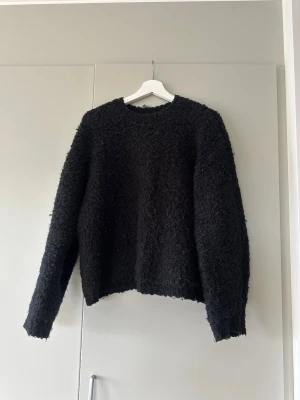 Svart stickad tröja - Svart skön och snygg tröja från Gina Tricot i storlek S