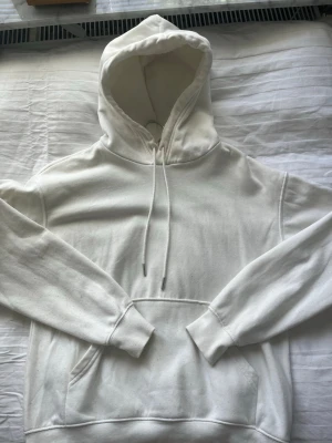 Superfin vit hoodie - Vit hoodie från hm. Den är lite overzised så passar xs-m och kanske L skulle jag säga. Snörena går att ta ut, inga defekter vad jag vet💕kontakta om du har frågor!🤗❣️