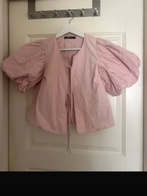 Rosa Knytblus  - Super fin blus med knyte i fram, perfekt till sommaren! 