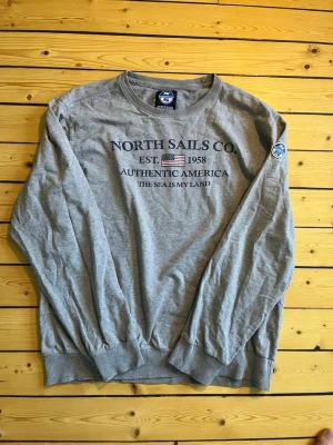 North Sails tröja  - Snygg långärmad tröja från North Sails. Tröjan är i barnstorlek XXL. Motsvarar storlek M i herrstorlek. Mycket bra skick. Skriv vid eventuella funderingar😁 Fraktar inom 1-2 dagar
