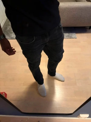 Svarta Nudie jeans - Säljer ett par feta Lean Dean jeans i storlek W30 L30, passform slim fit. Skriv om du har frågor, priset går att diskutera.